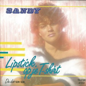 Sandy – Lipstick Op Je T-Shirt